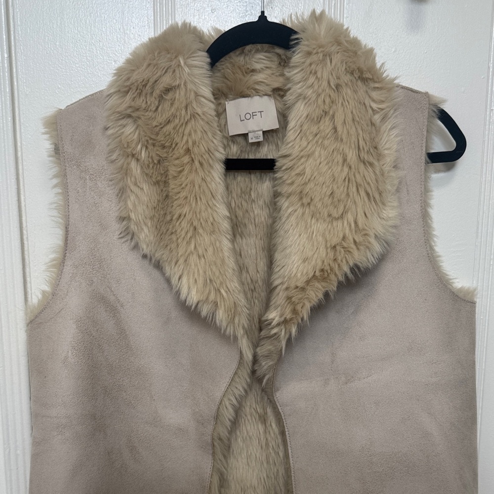 LOFT Beige Faux Fur Vest - Picture 3 of 7